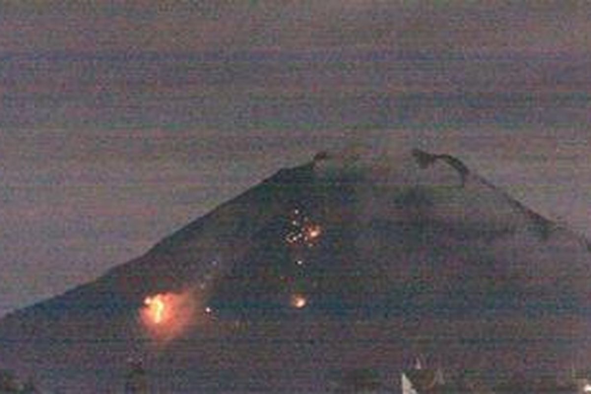 Detik-detik meletusnya gunung Sinabung, Minggu (29/8/2010) pukul 00.15 WIB. Tampak lahar panas meluncur dari puncak gunung dengan api masih menyala.
