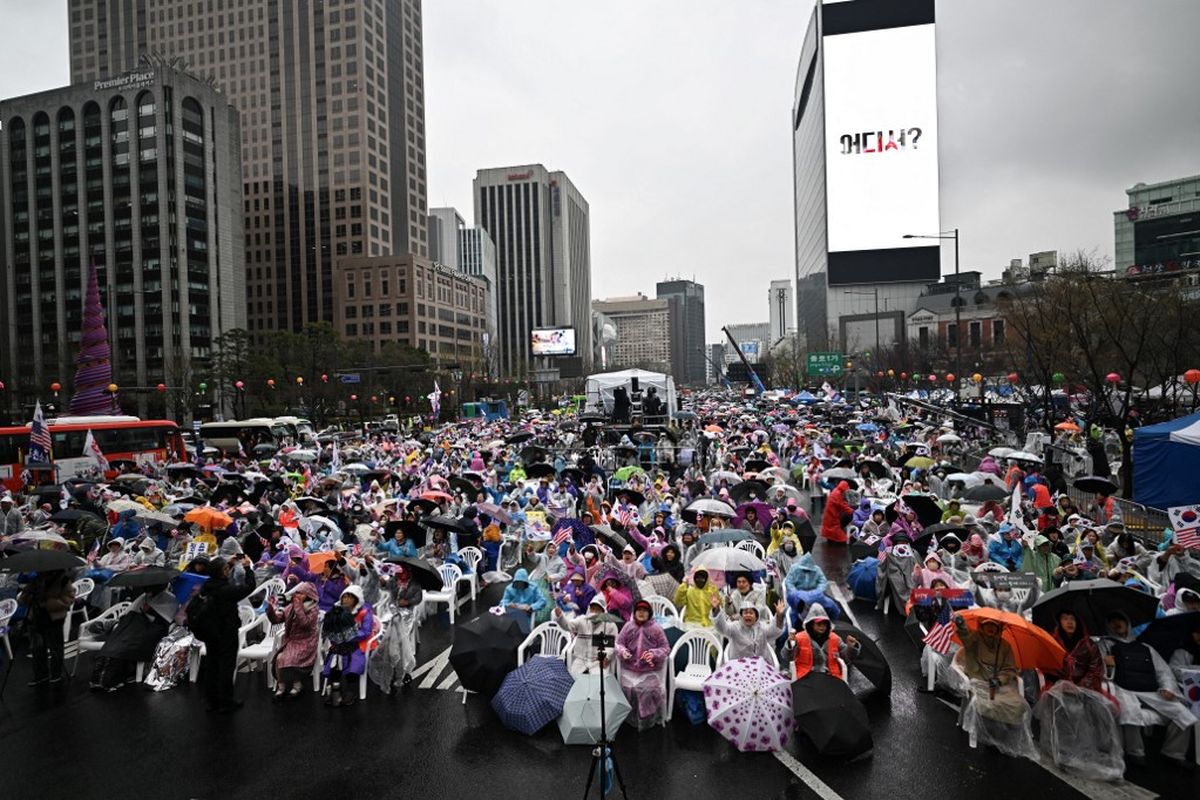 Para pendukung presiden Korea Selatan yang dimakzulkan Yoon Suk Yeol menghadiri unjuk rasa di sebuah jalan di Seoul pada 5 April 2025. Pengadilan tinggi Korea Selatan pada 4 April dengan suara bulat memutuskan untuk mencopot presiden yang dimakzulkan Yoon Suk Yeol dari jabatannya atas pernyataan darurat militer yang membawa bencana, yang memicu pemilihan umum baru setelah berbulan-bulan kekacauan politik.