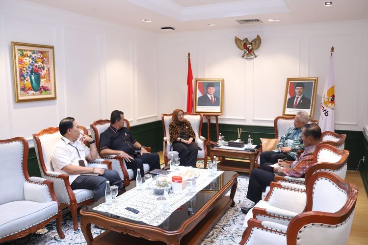 Menteri Pendayagunaan Aparatur Negara dan Reformasi Birokrasi (Menpan RB) Rini Widyantini saat menerima audiensi Menteri Pendidikan Tinggi, Sains, dan Teknologi (Diktisaintek) Satryo Soemantri Brodjonegoro di Jakarta, Selasa (5/11/2024).
