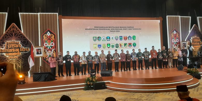 Kemendikbud Ristek memberikan Penghargaan Revitalisasi Bahasa Daerah kepada 20 kepala daerah dalam Festival Tunas Bahasa Ibu Nasional pada Kamis (2/5/2024) di Jakarta.
