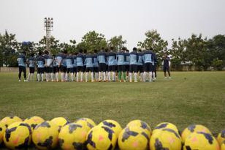 Timnas U-19 melakukan sesi latihan di lapangan Sutasoma, Halim Perdanakusuma, Jakarta Timur, Senin (8/9/2014). Latihan ini untuk persiapan Piala Asia U-19 yang digelar di Myanmar pada 9-23 Oktober 2014. Timnas U-19 akan bersaing dengan Australia, Uni Emirat Arab, dan Uzbekistan pada babak penyisihan Grup B.