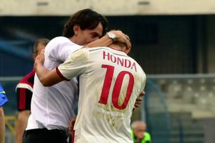 Gelandang AC Milan, Keisuke Honda, merayakan golnya dengan pelatih Filippo Inzaghi seusai membobol gawang Hellas Verona, Minggu (19/10/2014). 