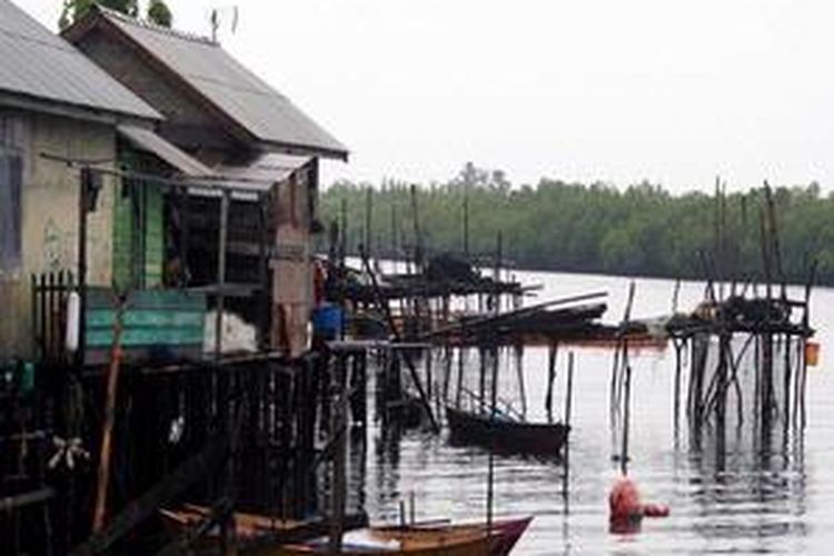 Permukiman Suku Laut di Bintan, Kepulauan Riau. Di masa lalu, Suku Laut tinggal di perahu dan mengembara dari pulau ke pulau ke Kepulauan Riau. Mereka mendiami Kepulauan Riau sejak abad 7 masehi, lebih dahulu dari suku melayu. Sekarang, mereka tinggal di rumah-rumah panggung di pesisir.