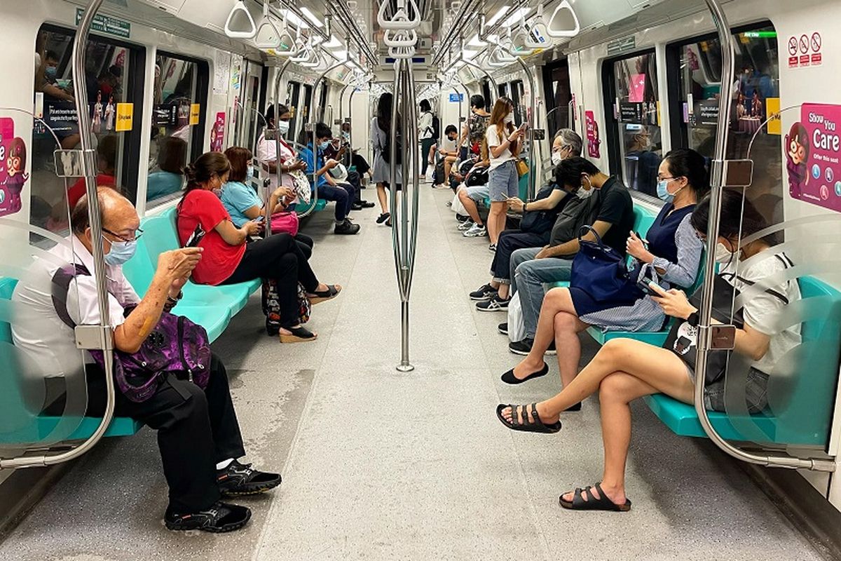 MRT Singapura melintas di distrik komersial Tanjong Pagar, Kamis malam (1/7/2021). Singapura saat ini sedang berada dalam transisi memasuki new normal hidup berdampingan dengan Covid-19