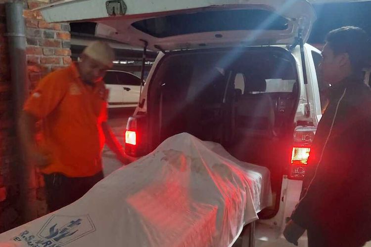 Jasad Herman Syahputra Pohan (39) sempat dilarikan ke rumah sakit usai tewas ditikam di kedai tuak di Nagori Bahliran Siborna, Kecamatan Panei, Kabupaten Simalungun, Sumatera Utara. |Dok: Polres Simalungun.