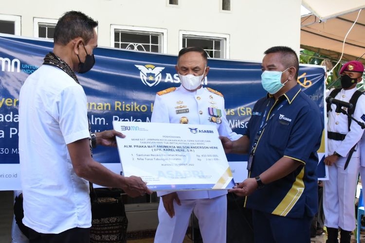 BUMN asuransi PT Asabri (Persero) serahkan SRKK untuk 2 prajurit marinir TNI yang gugur di Nduga, Papua, Rabu (30/3/2022).  