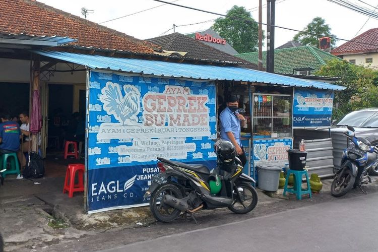 Bagian depan warung Ayam Geprek Bu Made di Yogyakarta. 