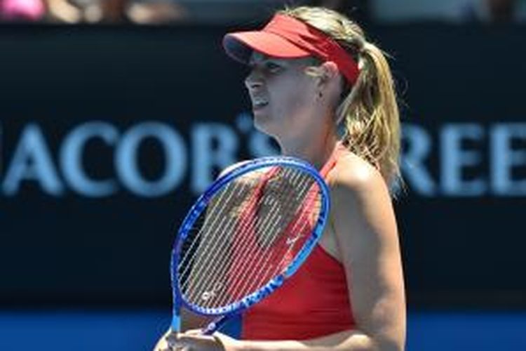 Petenis Rusia, Maria Sharapova, bereaksi saat bertemu rekan senegaranya, Alexandra Panova, pada babak kedua Australia Terbuka di Melbourne Park, Rabu (21/1/2015).