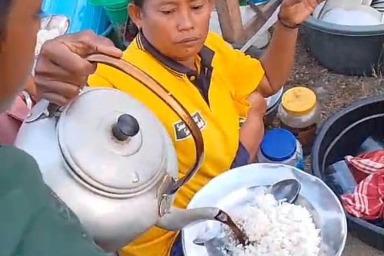 Bantuan Kurang, Anak-anak Korban Gempa Manggarai Timur NTT Makan Nasi Campur Kopi