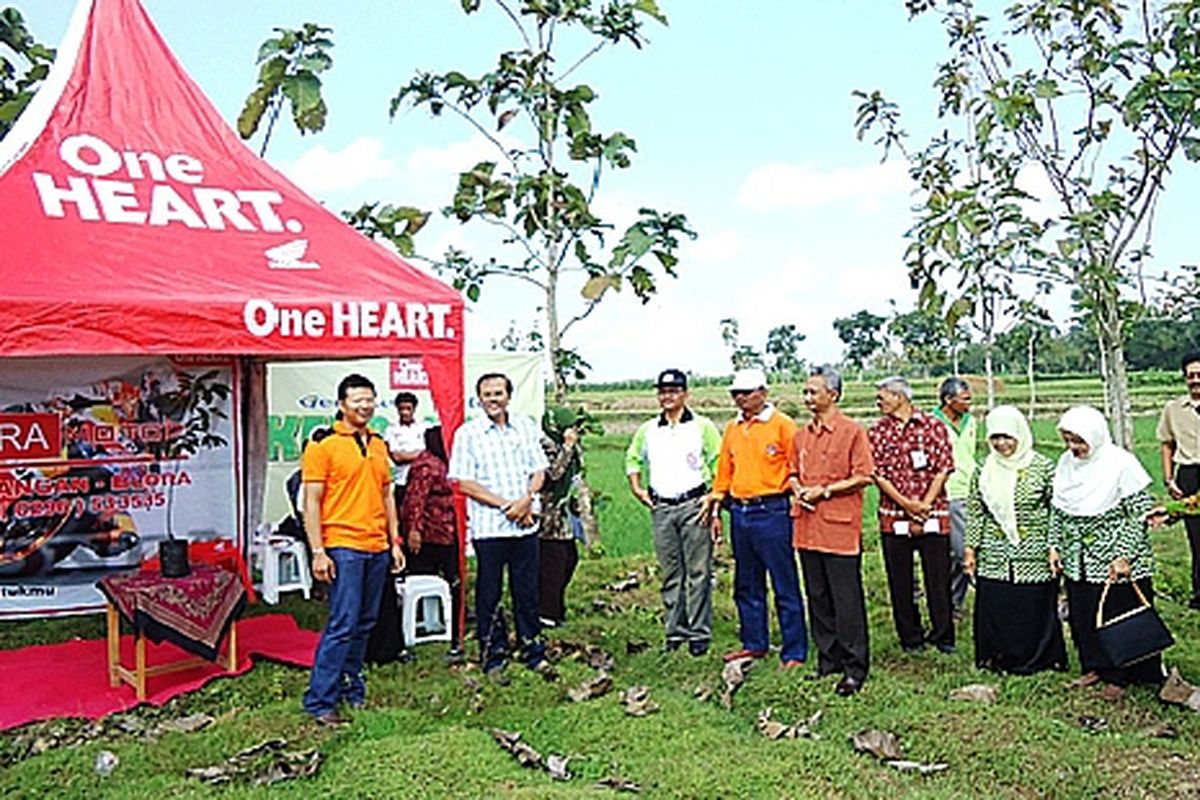 Kristanto (kedua dari kiri) menyerahkan unit pohon di Blora