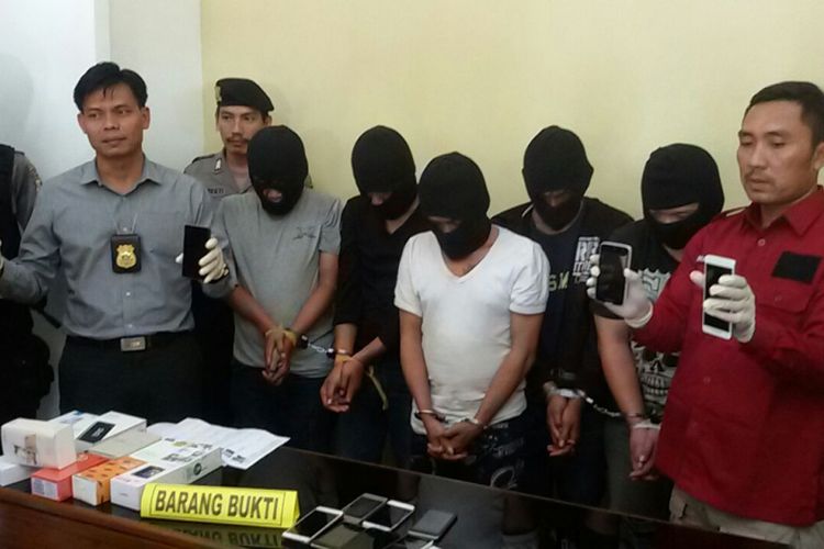 Kasatreskrim Polres Madiun kota AKP Logos Bintoro menunjukan komplotan copet berikut barang bukti yang diamankan. 