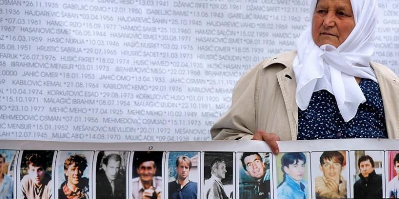 Seorang anggota kelompok Para Ibu Srebrenica melakukan aksi unjuk rasa di depan pengadilan HAM Eropa di Strasbourg, Perancis pada 11 Oktober 2012. Sebanyak 8.000 pria dan anak-anak Muslim Bosnia dibantai pasukan Serbia dalam perang Bosnia pada 1995 di Srebrenica.