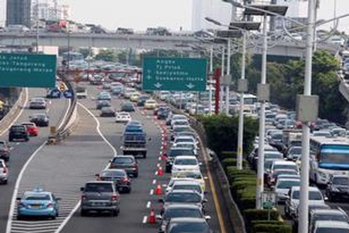 Direktorat Lalulintas Polda Metro Jaya melakukan uji coba lawan arus (contra flow) di ruas tol dalam kota Grogol-Slipi, Jakarta, Senin (25/3/2013). Uji coba dilakukan dari KM 15200 hingga KM 12400. (sepanjang 2,8 kilometer) mulai pukul 06.00 WIB-09.30 WIB, hingga 1 April 2013 mendatang.

