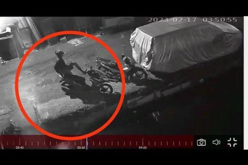 Terekam CCTV, Maling Nekat Patahkan Kunci Setang Saat Curi Motor di Pegangsaan Dua, Kelapa Gading
