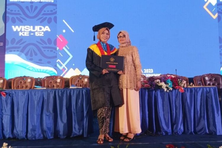 Embun bersama ibunda usai wisuda dan jadi Lulusan Terdisiplin Politeknik Negeri Semarang (Polines).