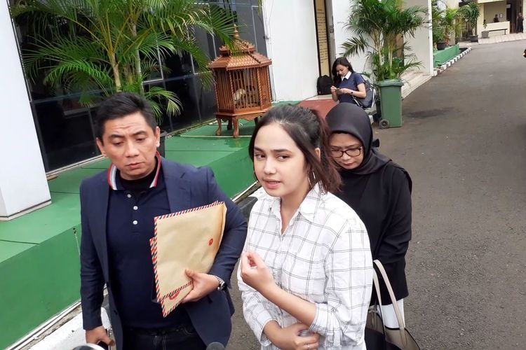 Syifa Hadju didampingi kuasa hukum mendatangi Mapolres Tangerang Selatan, kawasan Serpong, Jumat (28/2/2020).