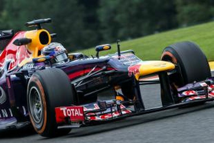 Pebalap Red Bull Racing dari Jerman, Sebastian Vettel, melintasi Sirkuit Spa, pada sesi latihan bebas pertama GP Belgia, Jumat (23/8/2013).