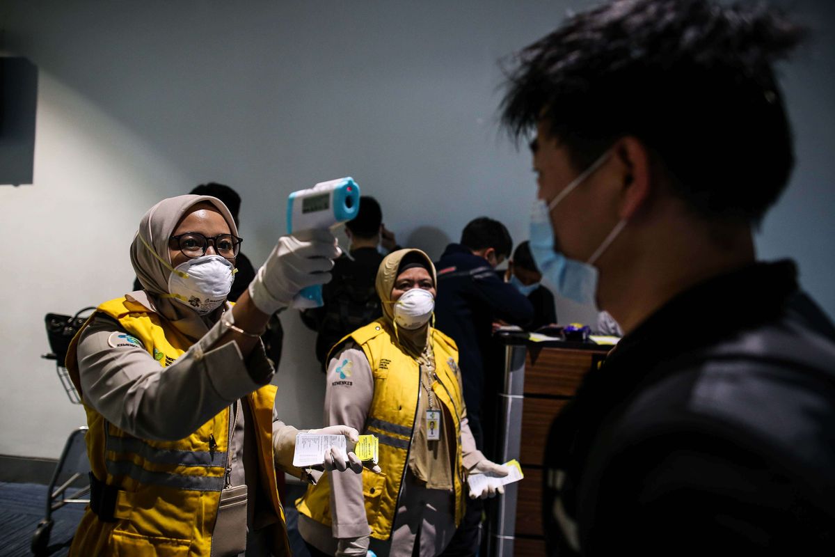 Petugas Kantor Kesehatan Pelabuhan (KKP) bandara Soekarno-Hatta  memeriksa suhu tubuh wisatawan asal China yang baru mendarat di Terminal 3 Bandara Soekarno-Hatta, Selasa (28/1/2020). Saat ini ada sekitar 40.000 penumpang keberangkatan dan kedatangan internasional yang hilir mudik ke Bandara Soekarno-Hatta. Data terakhir mencatat wabah Corona sudah menjangkiti 4.500 orang dan menewaskan 106 orang di China.