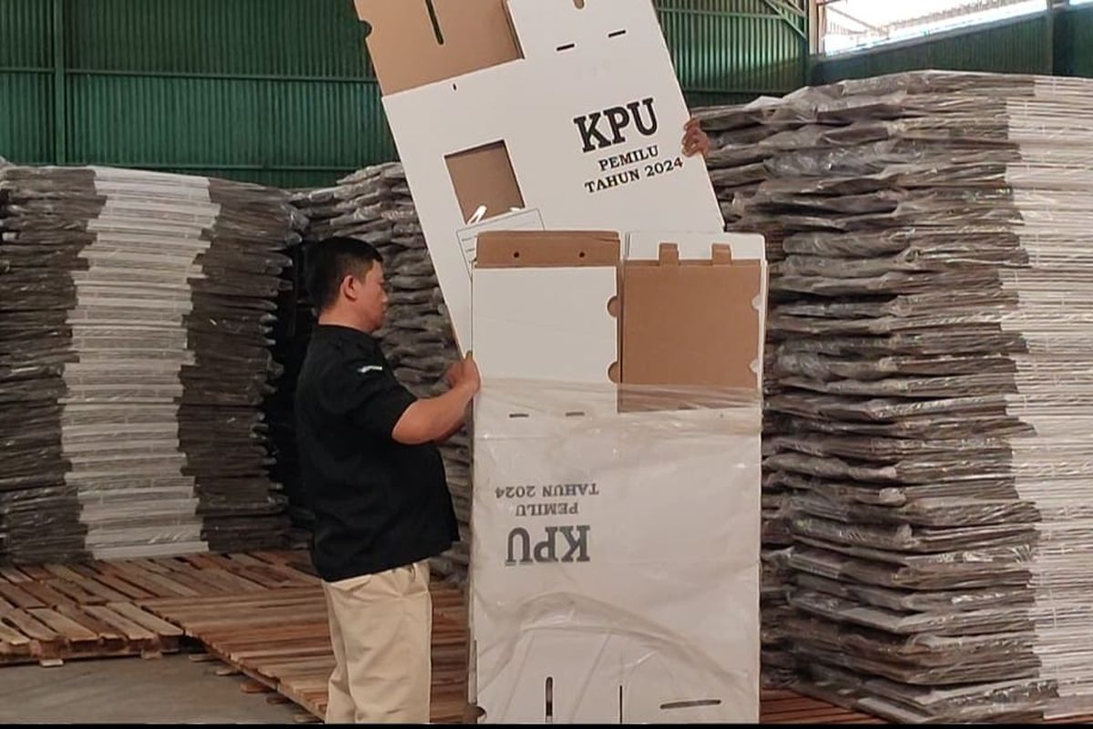 Komisi Pemilihan Umum (KPU) Kabupaten Cirebon, Jawa Barat, mengembalikan 19.540 kotak suara ke penyedia karena tak sesuai spesifikasi, Rabu (25/10/2023).