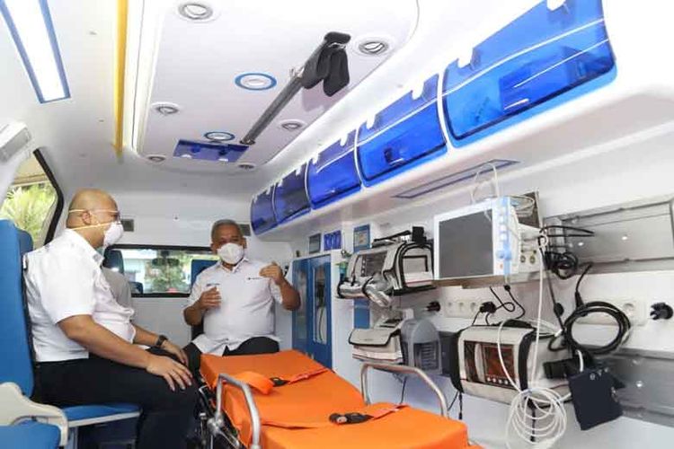 Direktur Utama Pelindo III U Saefudin Noer kepada Direktur Utama RS PHC Abdul Rofid Fanany meninjau kelengkapan ambulans. 