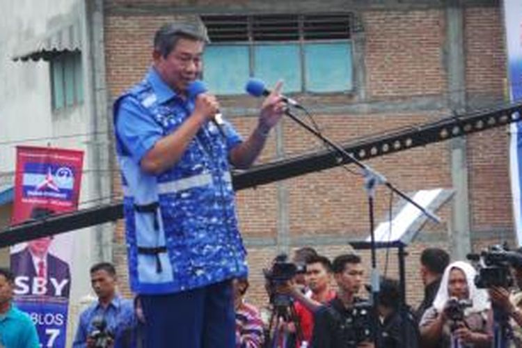 Presiden Susilo Bambang Yudhoyono yang juga Ketua Umum Partai Demokrat bernyaynyi saat kampanye terbuka Partai Demokrat di Bantul, Yogyakarta, Senin (17/3/2014).