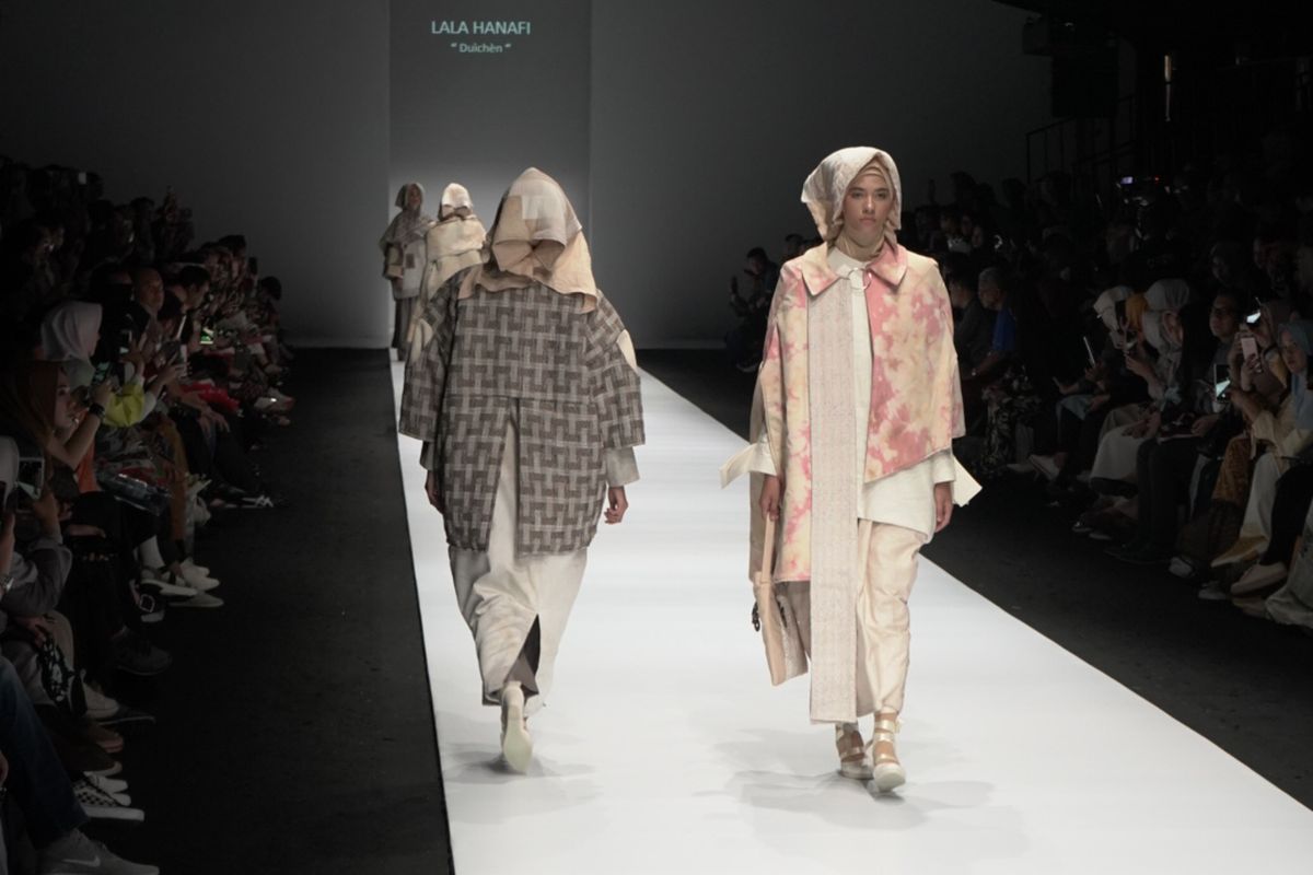 Koleksi busana rancangan desainer Lala Hanafi yang bertajuk Duichen di gelaran Jakarta Fashion Week 2020, Sabtu (26/10/2019).