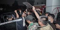 Jumat Malam, Gubernur DIY Sri Sultan Datangi Polda, Terobos Massa Pendemo