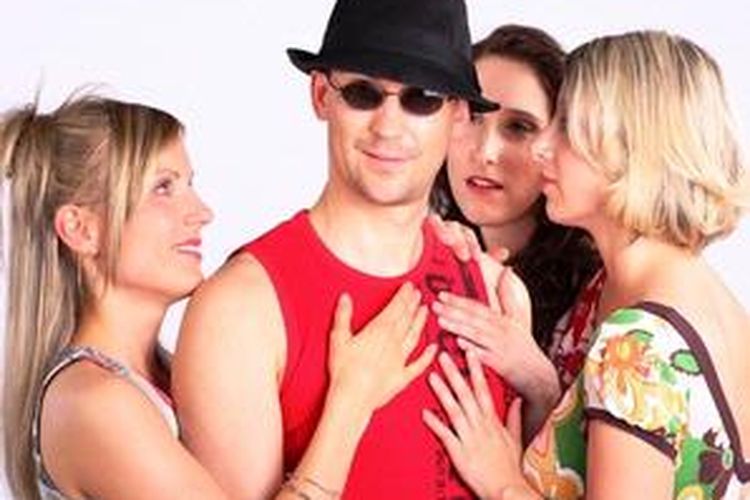 Meski ia dikelilingi banyak wanita, namun ia tetap memilih Anda, bukankah artinya Anda adalah yang terbaik di matanya?