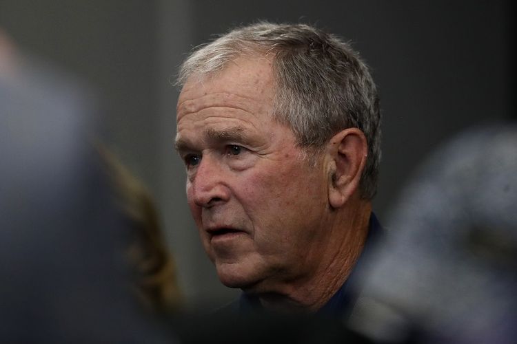 Mantan Presiden AS, George W Bush saat menghadiri pertandingan NFL, 6 Oktober 2019 di Arlington, Texas.