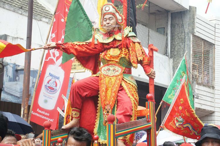 Salah satu peserta Kirab Cap Go Meh di Kelenteng Kwan Tee Koen, Karawang, Minggu (11/3/2018).