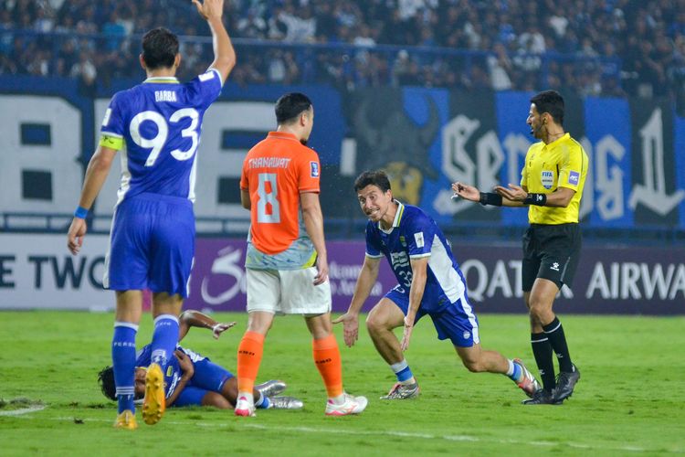 Ekspresi Thom Haye tampak kesal dengan keputusan wasit Majed Mohammed Al Shamrani (Arab Saudi) yang memimpin laga Persib vs Ratchaburi FC, Rabu (18/2/2026) dalam laga 16 besar AFC Champions League Two (ACL 2) 2025-2026. 