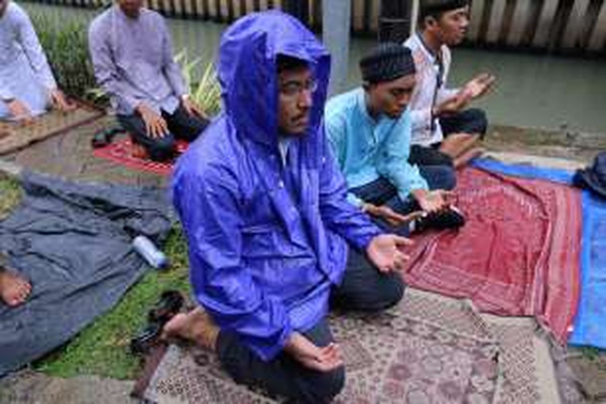 Para pengunjuk rasa melaksanakan ibadah shalat Jumat saat hujan turun pada aksi 212 atau doa bersama 2 Desember, di Jakarta, Jumat (2/12/2016). Selain mendoakan kesatuan Indonesia, massa juga mendesak pihak terkait agar segera menuntaskan kasus dugaan penistaan agama