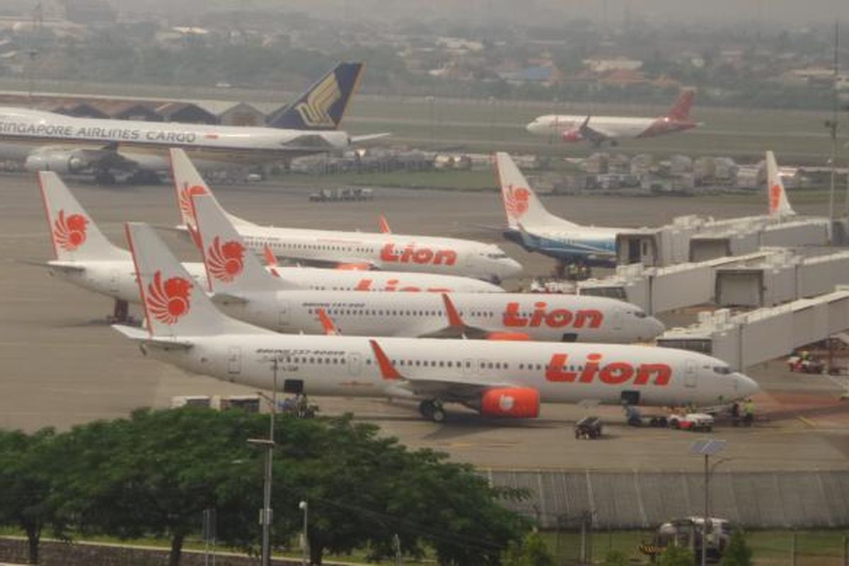 Pesawat Lion Air terparkir di airside Terminal 1 Bandara Soekarno-Hatta, Tangerang, Kamis (12/5/2016). 