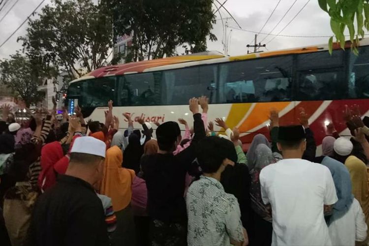 Warga Pamekasan melepas anggota keluarganya yang berangkat ibadah haji di depan masjid agung Assyuhada Pamekasan, Selasa (9/7/2019). 