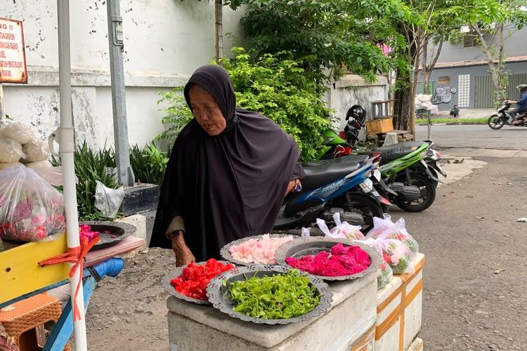 Sepi Peziarah, Omzet Pedagang Bunga di TPU Ngagel Rejo Surabaya Anjlok