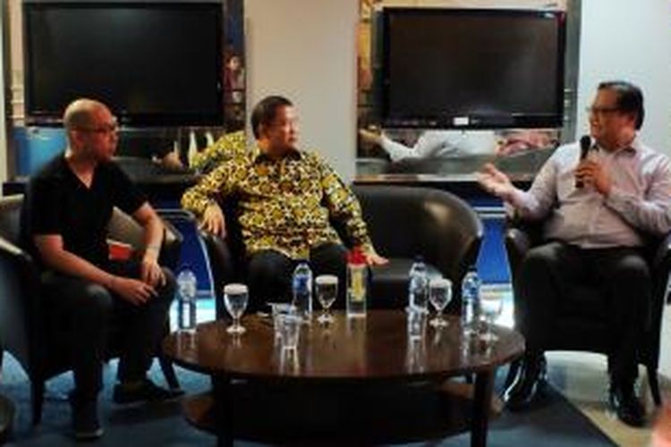 Chief Executive Kibar Kreasi Yansen Kamto, Menkominfo Rudiantara, Donald Wihardja dari Convergence Ventures dalam sebuah diskusi di Jakarta, Selasa (20/10/2015).