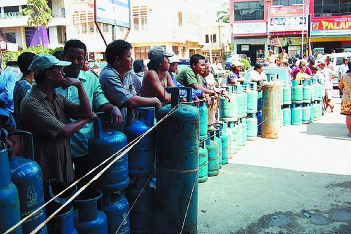 Ratusan warga antre membeli elpiji di salah satu agen di Kota Palembang, Sumatera Selatan, Selasa (10/6). Hampir selama dua pekan, warga Palembang sulit memperoleh elpiji karena lonjakan pembelian. Agar merata, agen membatasi penjualan maksimal dua tabung elpiji per orang.