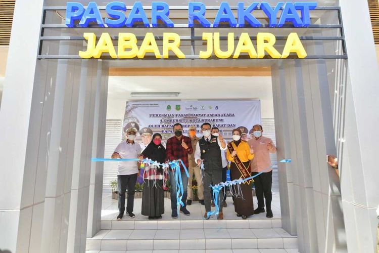 Gubernur Jawa Barat Ridwan Kamil saat meresmikan Pasar Lembursitu, di Kota Sukabumi, Sabtu (8/1/2022)
