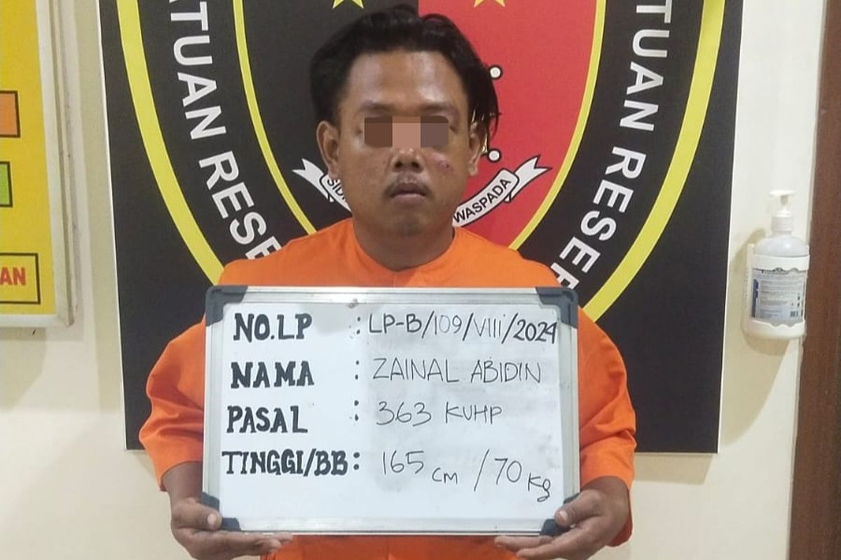 AB (22),  usai diringkus polisi  dalam kasus pencurian dengan pemberatan di sebuah rumah di Jalan Mundeh II Banjar Jaba Pura Kutuh,  Kecamatan Kita Selatan, Kabupaten Badung, Bali, pada Minggu (4/8/2024). /Polresta Denpasar 