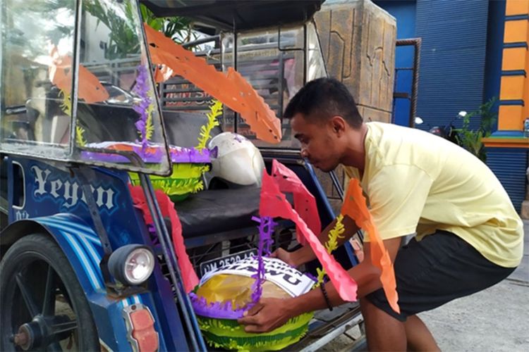 Seorang pengemudi bentor meletakkan toyopo berisi kue yang akan diantar ke masjid pada perayaan walimah memperingati Maulid Nabi Muhammad Saw. Toyopo adalah wadah yang biasanya dibuat dari anyaman janur. Seiring perkembangan zaman, warga lebih memilih menggunakan loyang yang dihiasi dengan kertas warna warni.