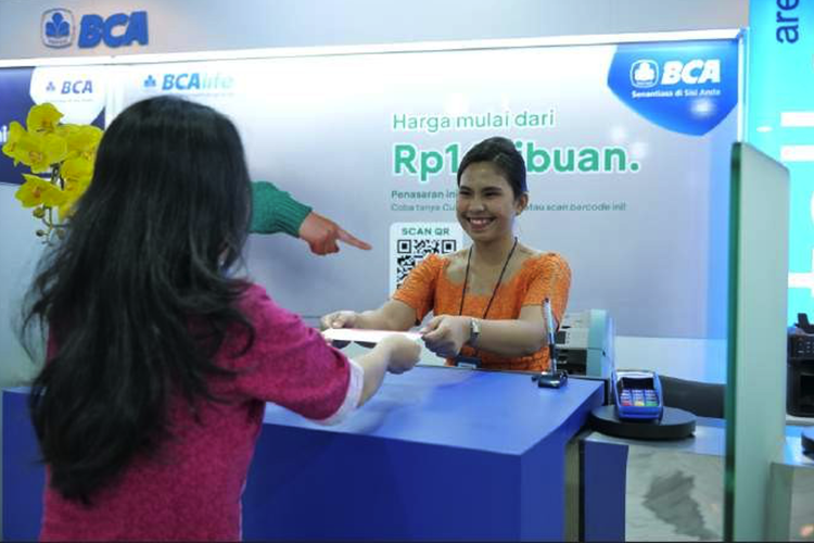 Memperingati Hari Kebaya Nasional (24/7/2024), Insan BCA mengenakan kebaya dan wastra nusantara saat melayani nasabah. 