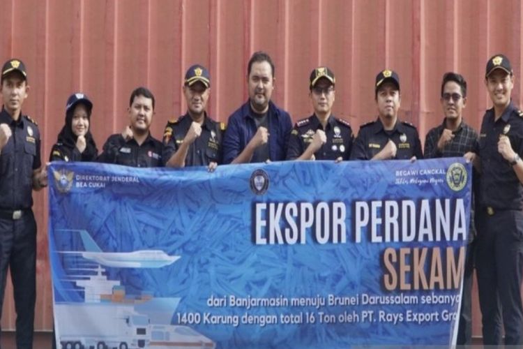 Kepala Kantor Bea Cukai Banjarmasin R Teddy Laksmana melepas ekspor perdana produk sekam dari PT Rays Export Group.