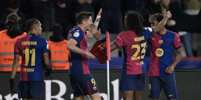 Robert Lewandowski merayakan gol dengan Jules Kounde dan Lamine Yamal (kanan) dalam pertandingan semifinal Spanyol Copa del Rey antara FC Barcelona vs Atletico Madrid di Estadi Olimpic Lluis Companys di Barcelona, pada 25 Februari 2025. (Photo by MANAURE QUINTERO / AFP)
