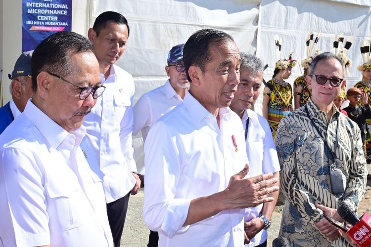 Presiden Joko Widodo memberikan keterangan pers di kawasan IKN, Kalimantan Timur pada Kamis (29/2/2024).