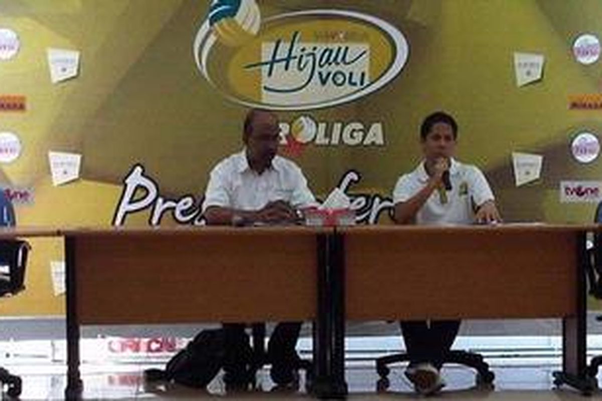 Direktur Proliga, Hanny S Surkatty (kiri) dan Manajer Marketing Sampoerna Kretek, Yasin Tofani Sadikin, dalam jumpa pers di Jakarta, Jumat (20/5/11).