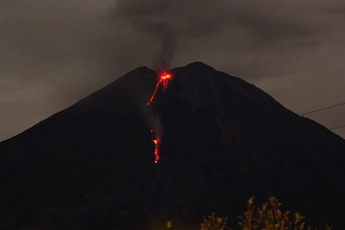 Visual guguran lava Gunung Semeru, Jumat (5/12/2025)