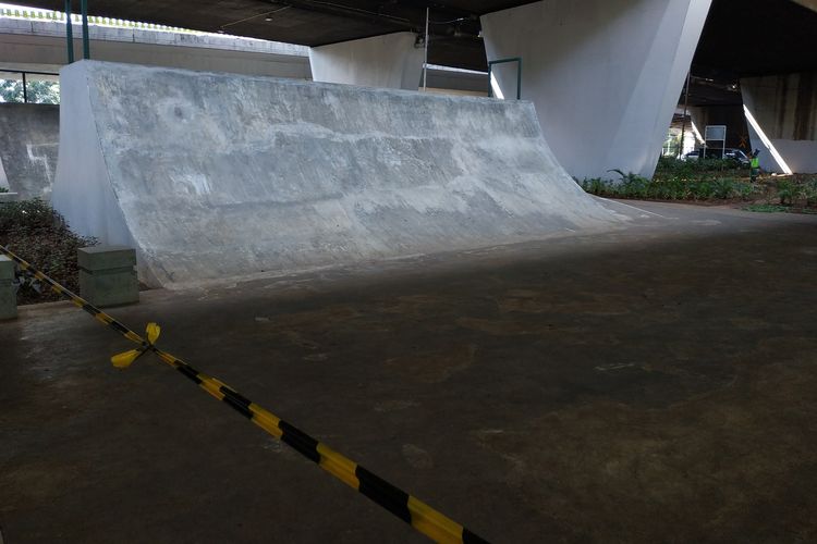 Skatepark Slipi masih dalam tahap perbaikan. Pada lintasan track skateboard tampak beberapa tambalan semen yang masih kasar dan tidak rata.
