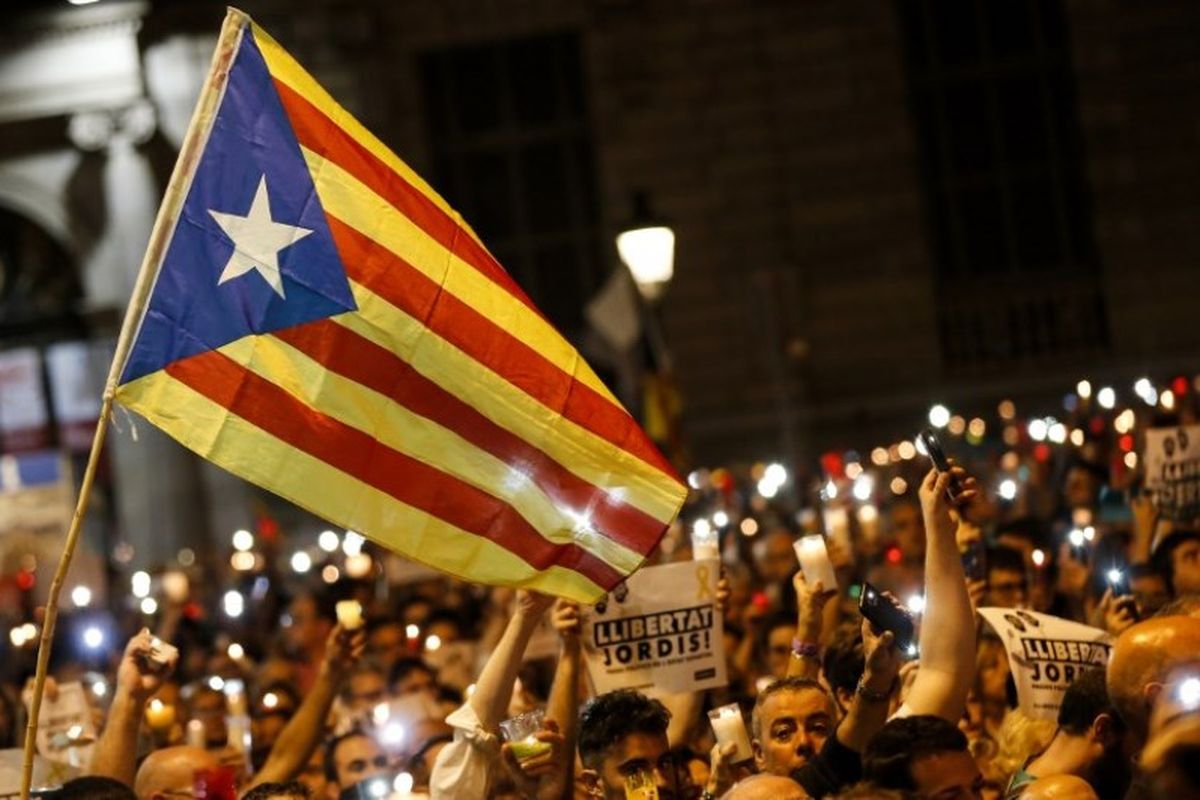 Bendera Catalonia 'Estelada' berkibar di Barcelona dalam unjuk rasa menentang penangkapan tokoh pro-kemerdekaan.