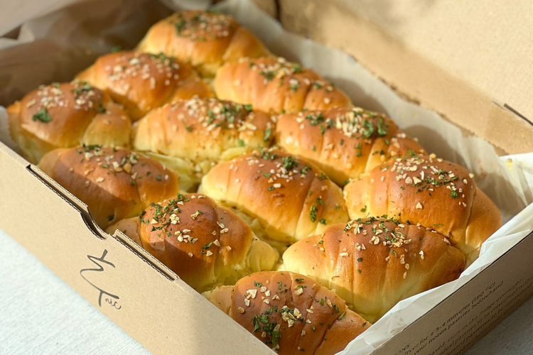 Korean Pillow Bread Series dari Andnic Patisserie varian garlic memiliki tekstur yang begitu nyaman di mulut saking lembutnya. Rasa manis dan gurih bawang putih menyatu secara harmonis. 