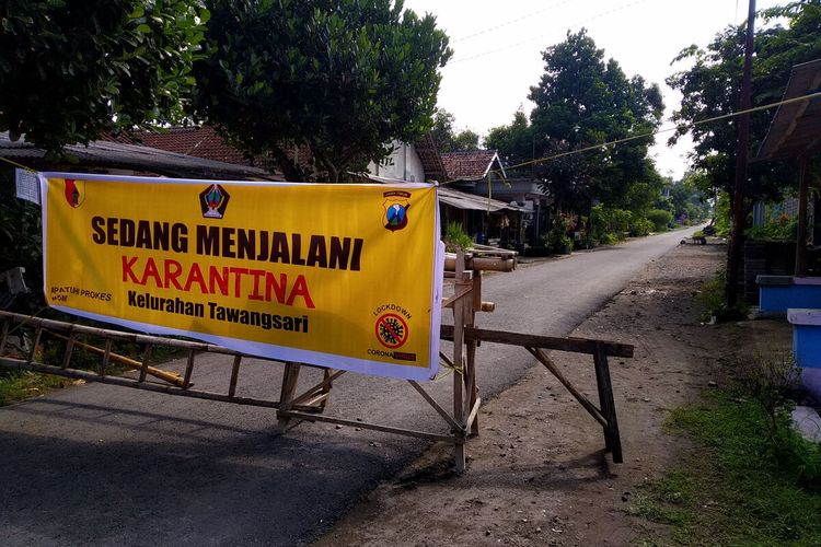 Ruas jalan utama di RT 3/RW 3, Kelurahan Tawangsari, Kecamatan Garum, Kabupaten Blitar ditutup menyusul munculnya kasus 26 warga terkonfirmasi positif Covid-19, Rabu (30/6/2021)